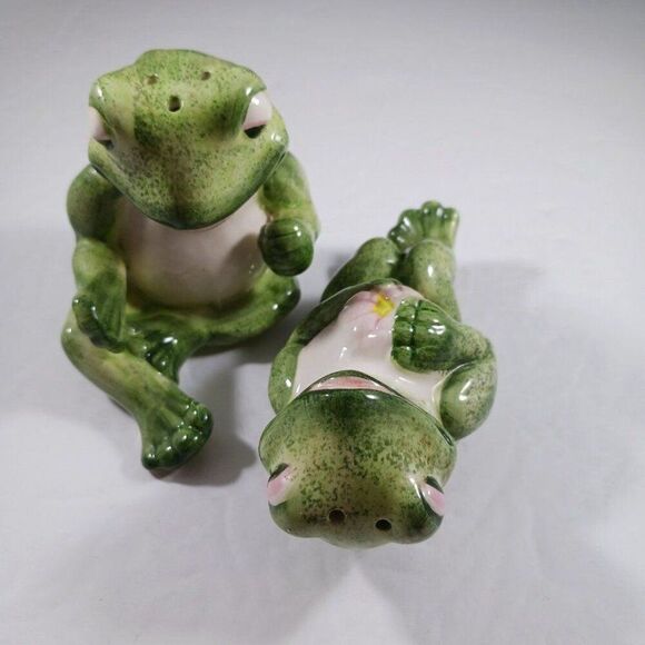 Vintage Green Frog in Love Salt And Pepper Shakers - Picture 3 of 12